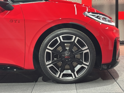Les jantes 20 pouces et le logo GTI sont spécifiques à cette version sportive.