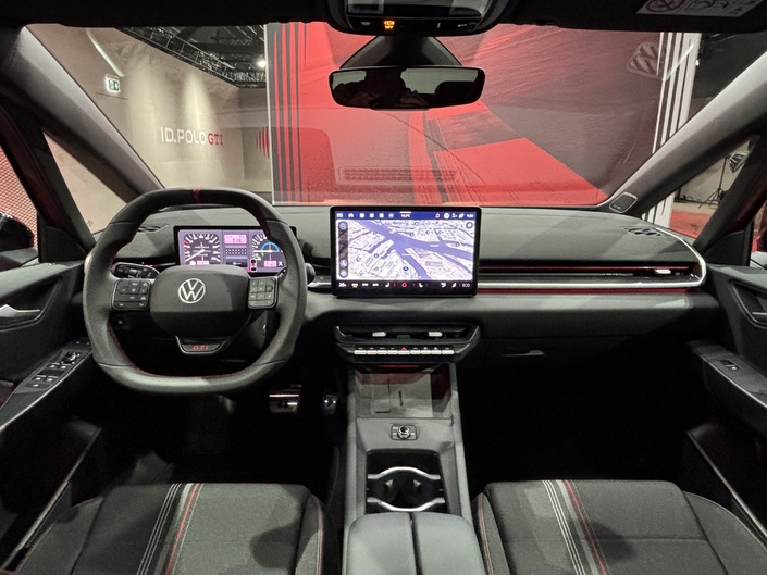 Cette version GTI hérite de la nouvelle planche de bord de l'ID.3 neo avec une montée en gamme et de nombreuses nouveautés comme l'instrumentation ou le volant.