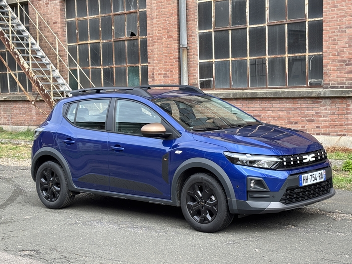 La version Stepway avec une garde au sol surélevée, des barres de toit (modulables) et des protections spécifiques, est la plus vendue en France.