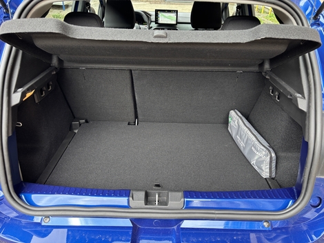 Le volume de 328 litres est dans la bonne moyenne de la catégorie avec en prime un logement pour une roue de secours (option) temporaire sous le plancher.