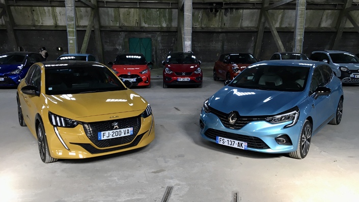 Peugeot 208 vs Renault Clio, un duel parmi les classiques dans le cadre spectaculaire du Salon de l'Auto Caradisiac