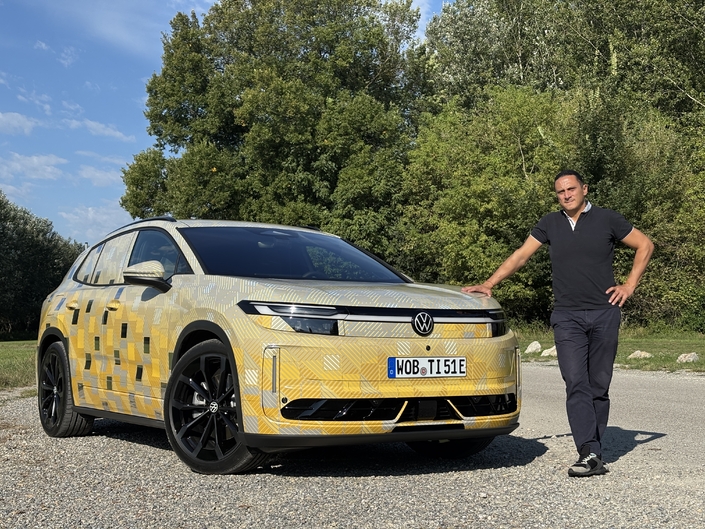 Imaginez cette face avant sans les autocollants dans la calandre et sous les yeux : le nouveau venu n’abandonnerait-il pas les projecteurs en goutte d’eau pour revenir à un design plus rectiligne, et notamment à un grand masque noir comme sur le Tiguan 2 ? En tout cas, la longue signature lumineuse n’a déjà plus de secret pour nous…