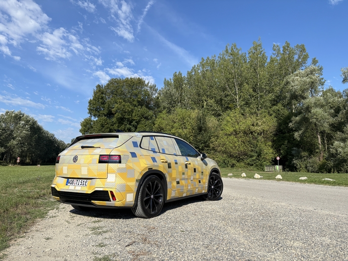 On peut aisément imaginer des feux arrière reliés par un bandeau noir, comme sur toutes les VW récentes. Gros restylage oblige, on reconnaît la surface vitrée de l’ID.4.