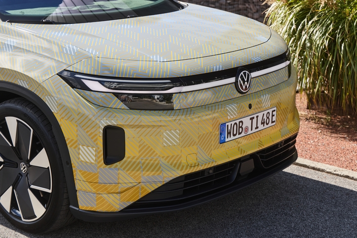 Imaginez cette face avant sans les autocollants dans la calandre et sous les yeux : le nouveau venu n’abandonnerait-il pas les projecteurs en goutte d’eau pour revenir à un design plus rectiligne, et notamment à un grand masque noir comme sur le Tiguan 2 ? En tout cas, la longue signature lumineuse n’a déjà plus de secret pour nous…