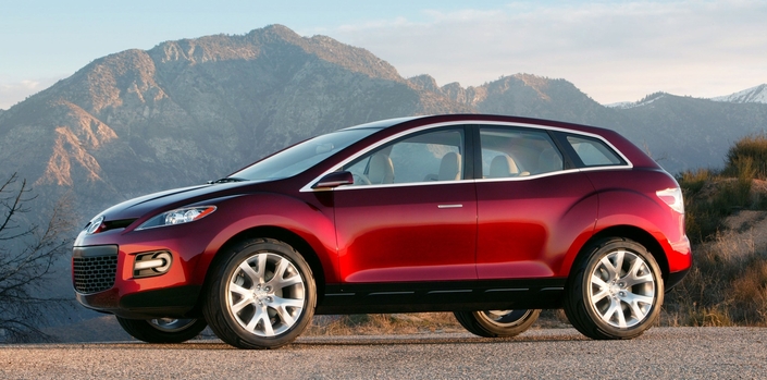 Début 2005, le concept MX-Crossport annonce les lignes sobres, pures et élancées du Mazda CX-7.