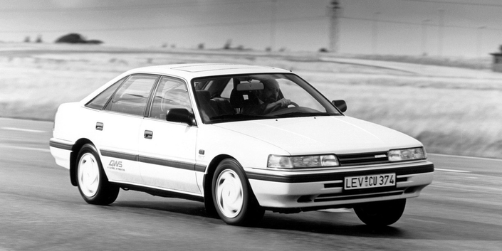 Dès 1987, la Mazda 626 se pare d'un système à quatre roues directrices géré par électronique dans sa version GTi 4WS. Sur route, ses effets sont gâchés par un amortissement trop souple...