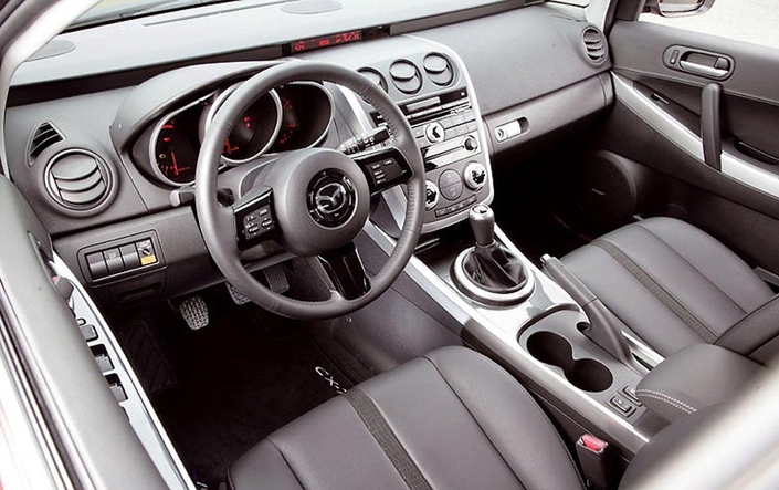 Dessin agréable pour le tableau du Mazda CX-7, mais la finition s'avère tout juste convenable. Heureusement, l'équipement est complet.