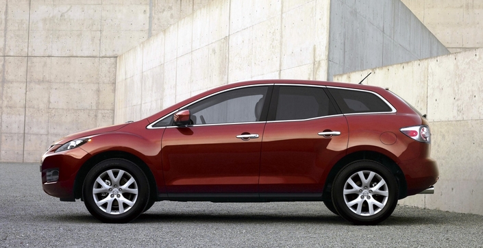 Avec 4,67 m de long, le Mazda CX-7 est relativement imposant, mais son... Cx de 0.34 se révèle plutôt correct, vu les ailes renflées qui ne le favorisent pas.
