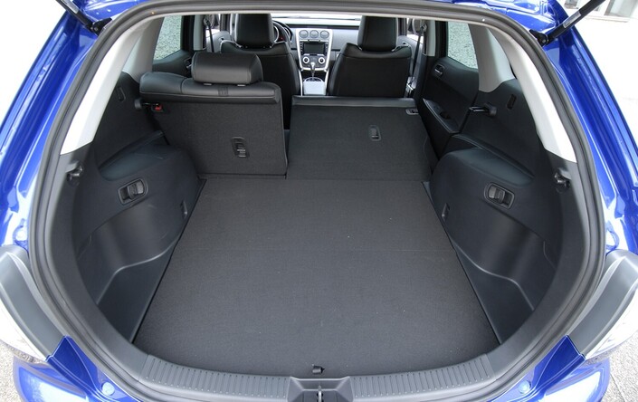 Coffre moyen mais suffisant pour le Mazda CX-7, puisque le volume varie de 455 l à 1 350 banquette rabattue. La modularité demeure très classique.