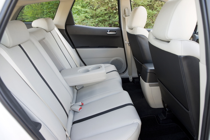 De belles places arrière pour le Mazda CX-7 2.3, qui dispose en série d'une belle série en cuir, dès sa commercialisation en 2007.