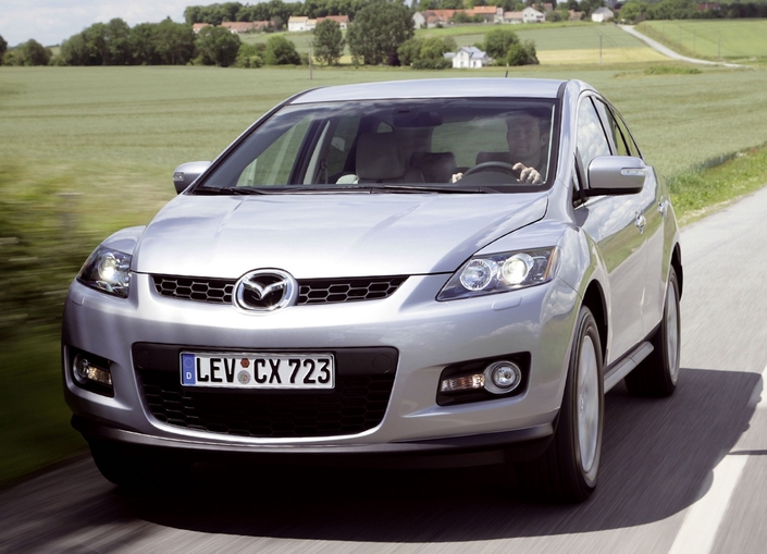 Au volant, le Mazda CX-7 2.3 régale certes par le punch de son moteur, mais surtout par le dynamisme de son châssis. Ici en 2007.