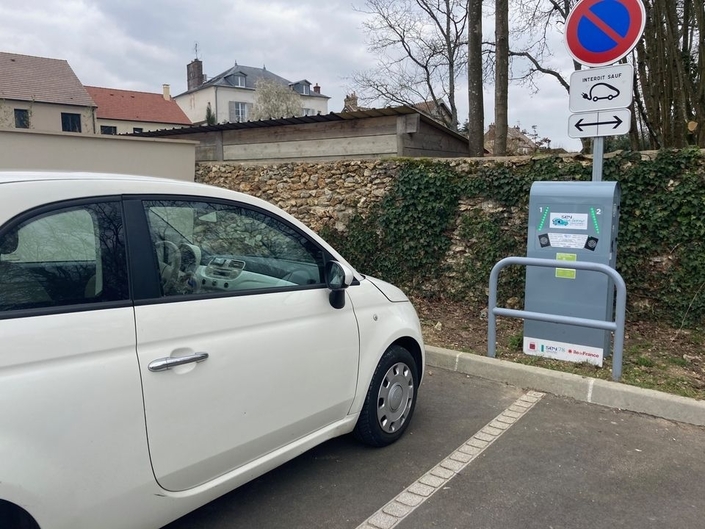 Interdit sauf aux voitures électriques, indique le panneau. Mais qui contrôle vraiment?