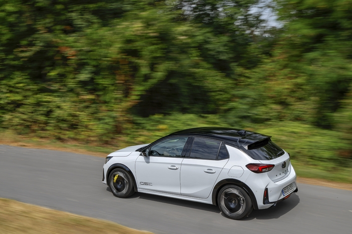 Rabaissée de 25 mm par rapport aux autres Corsa, la GSE paraît plus discrète que les autres « GTI » électriques du groupe Stellantis.