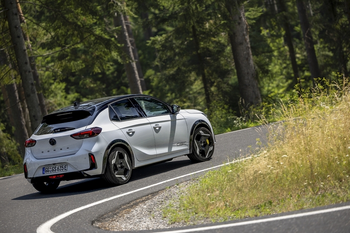 Mais qui pourrait préférer la nouvelle Opel Corsa GSE à une Peugeot E-208 GTI ou une Lancia Ypsilon HF ?