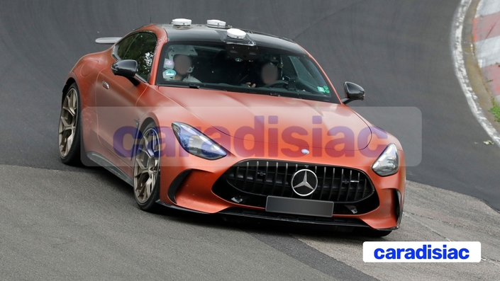 La trajectoire choisie par l’AMG GT, le point de freinage prudent bien avant le virage et l’accélération mesurée témoignent d’une conduite autonome. L’accent a été mis sur la sécurité pour ce premier test de conduite autonome sur la Nordschleife.