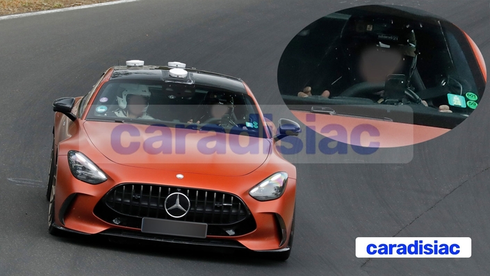 On le voit bien sur cette photo, le conducteur de la Mercedes-AMG GT 63 ne tient pas le volant. Il a passé tout le tour ainsi, prêt à reprendre la main si le système de conduite autonome venait à défaillir.