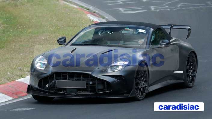 À l’attaque sur le tracé sinueux de la Nordschleife, le roadster anglais dans sa version RS souffre. C’est le début des essais sur la piste allemande pour ce prototype de l’Aston Martin Vantage Roadster RS, alors que le coupé Aston Martin Vantage RS est pratiquement prêt.