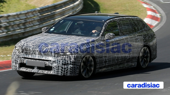 À l’assaut du Nürburgring, la BMW Série 5 Touring restylée affiche une nouvelle face avant. À l’instar des BMW iX3 et BMW i3 qui l’ont inauguré, la BMW Série 5 adopte le style Neue Klasse tout en conservant sa plateforme CLAR.