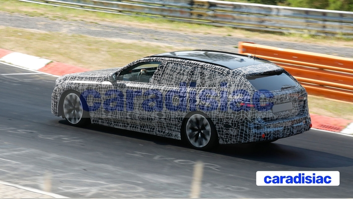 La famille Série 5 se prépare à un restylage profond qui concerne la partie carrosserie, mais aussi l’habitacle qui va être modernisé pour accueillir de nouveaux équipements high-tech, dont le nouveau concept d’affichage et de commande BMW Panoramic iDrive.
