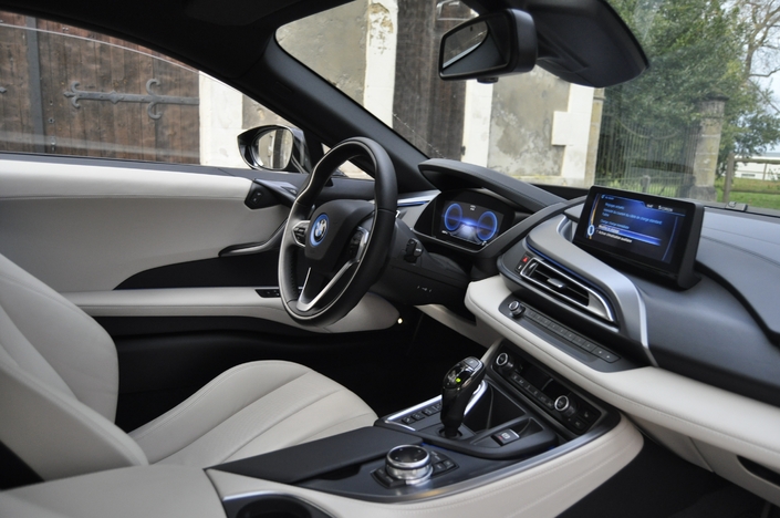 On est au large à bord de la BMW i8, ici en 2014, et l'ambiance zen appaise, malgré le design très futuriste. Il n'y a pas d'Adas, et on aura du mal à s'en plaindre...