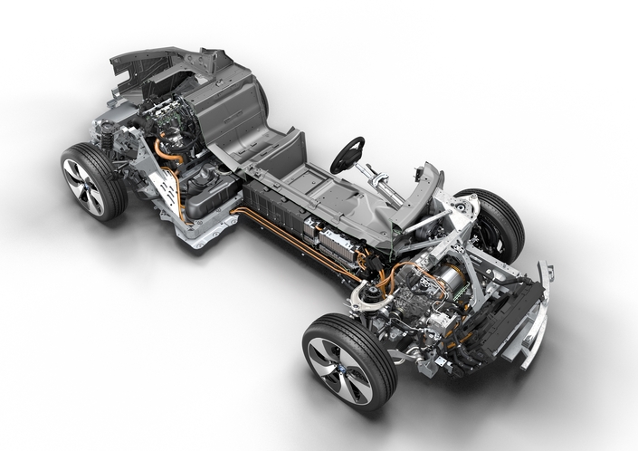 Chassis en aluminium, coque en fibre de carbone qui se fixe dessus, carrosserie en thermoplastique, mécanique hybride : la BMW i8 ne fait rien comme les autres GT. La batterie se loge entre les passagers.