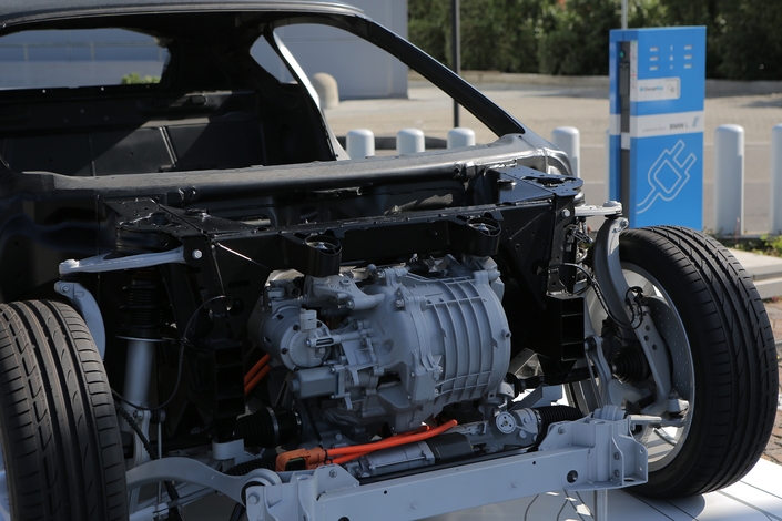 Sous le capot avant de la BMW i8 se trouve un moteut électrique de 131 ch allié à une transmission à deux rapports. Ici en 2014. Notez le train avant à double triangulation.