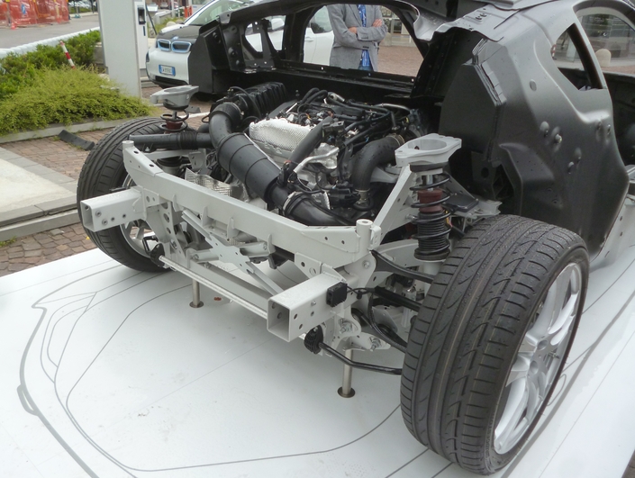 A l'arrière de la BMW i8, on trouve un 3-cylindres 1,5 l proche de celui de la Mini mais poussé à 231 ch, soit une puissance spécifique exceptionnelle. On aurait préféré une mécanique plus noble... mais ça ne rentrait pas !