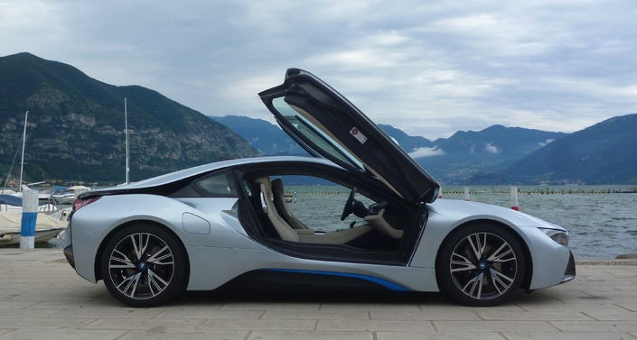 Les portes s'ouvrant vers le haut parachèvent l'aspect exotique de la ligne de la BMW i8. Pratiques ? Pas tellement.