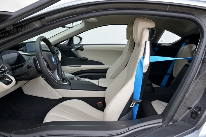 Les places arrière de la BMW i8, certes petites, sont plus utilisables que celles de grandes GT autrement plus encombrantes.