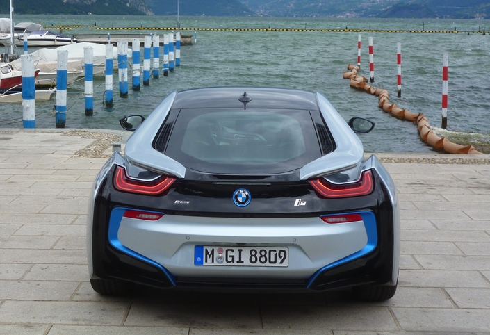La poupe de la BMW i8 n'est pas moins spectaculaire que l'avant, avec ses montants détachés favorisant le bon écoulement de l'air.