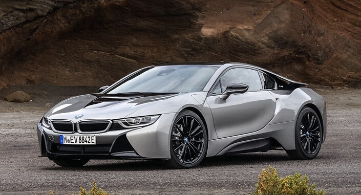 En 2018, la BMW i8 évolue légèrement, arborant des boucliers modifiés, et recevant un écrant tactile sur le tableau de bord. La puissance grimpe de 362 ch à 374 km et l'autonomie électrique à 50 km.