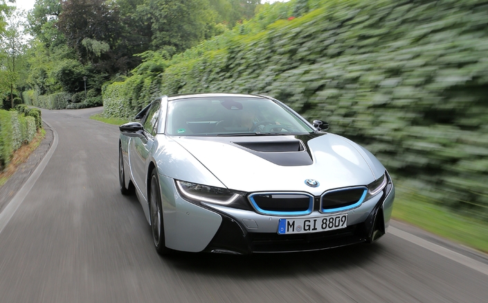 Sur route, la BMW i8 est une sorte de supercar tranquille et reposante, très rapide mais parfaitement adaptée à la circulation acutelle, où elle a l'immense avantage de ne pas susciter de frustration.