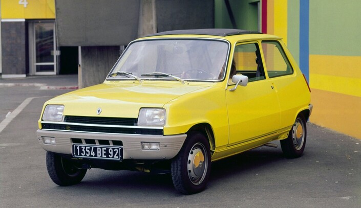 Moteur Cléon-fonte pour la Renault 5 TL, ici en 1972. Fiable ? On le dit. Mais l'Auto-Journal a connu bien des déboires lors d'un test longue durée cette année-là !