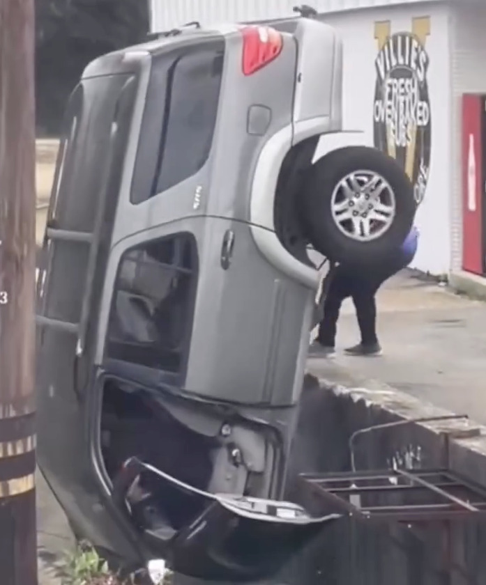Ils veulent sauver ce Toyota suspendu dans le vide et provoquent sa chute