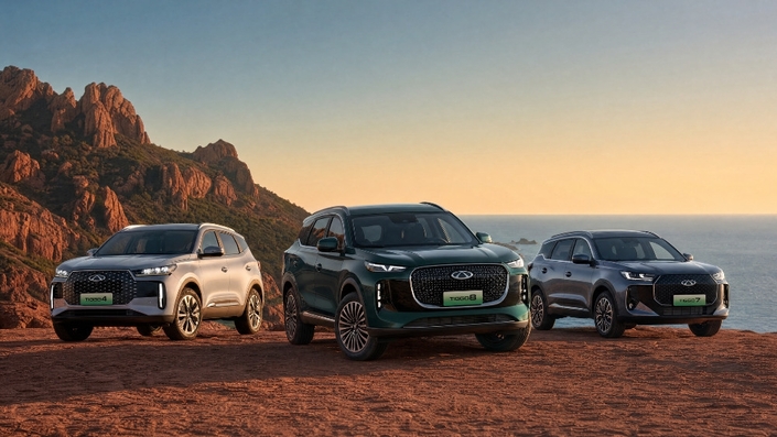A gauche, le petit Chery Tiggo 4 de 4,32 mètres de long, qui s’attaquera au Dacia Duster et au MG ZS Hybrid +.