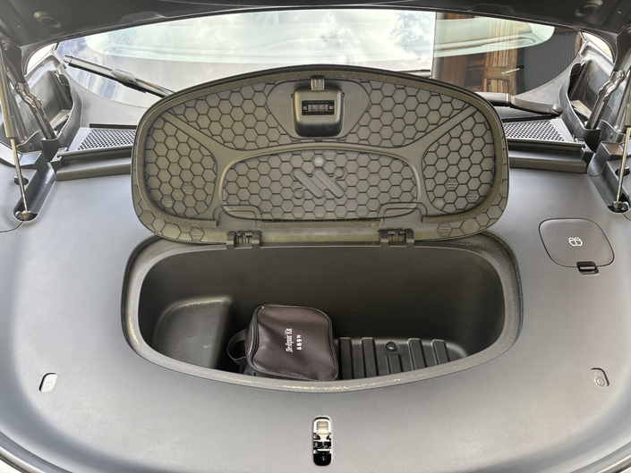 Le frunk a l’avant de 32 litres permet de ranger les cables, ce qui est bien pratique.