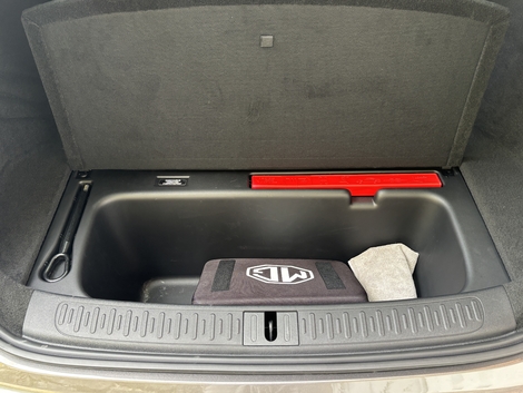 et il est complété par un sous coffre de 69 litres.