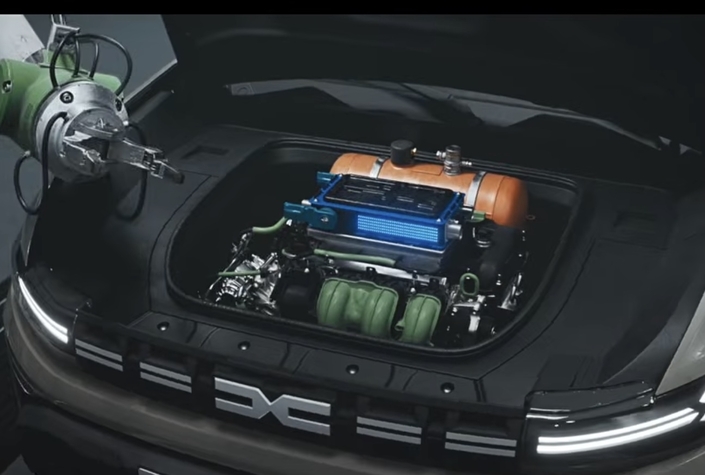 Voilà la motorisation « Tribrid » représentée dans le clip vidéo de Dacia. Tout est faux puisque le réservoir de GPL n’a rien à faire sous ce capot !
