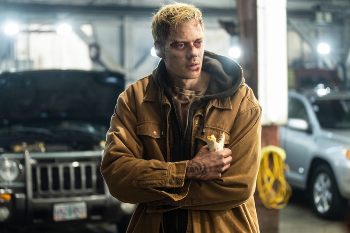 Derrière Bill Skarsgård, le fameux Defender maquillé en « Dolus ».