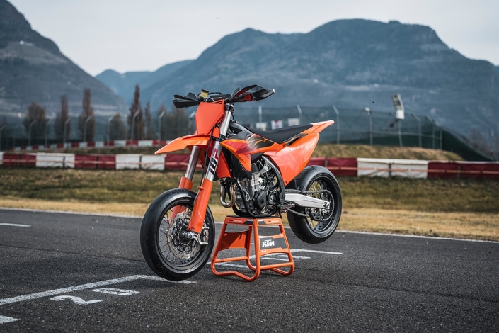 Fourche WP à cartouche fermée et garantie étendue : la KTM 450 SMR 2027 passe un cap !