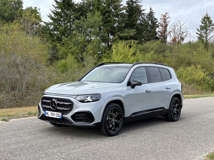 Mercedes propose deux versions essence à hybridation légère. Le GLB 200 de 163 ch et le GLB 220 de 190 ch. Les deux sont disponibles en 2 et 4 roues motrices.