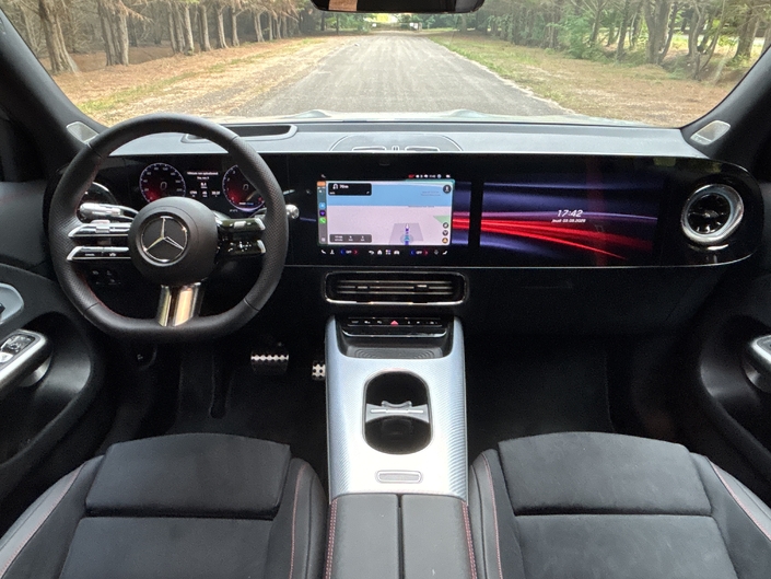 Le GLB reconduit le cockpit du CLA composé de trois écrans. Le troisième pour le passager est en option. Le système MBUX est l’un des plus pointus du marché à l’heure actuelle.