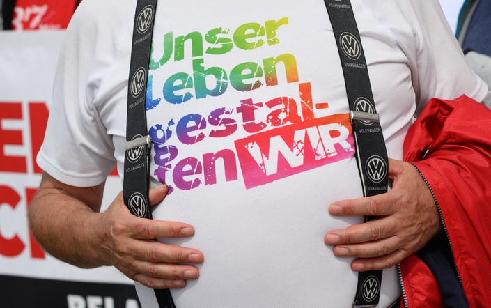 « Unser leben gestalten wir » (c’est nous qui façonnons notre vie) sur le t-shirt d’un salarié de l’usine VW de Zwickau. Photo : MaxPPP.
