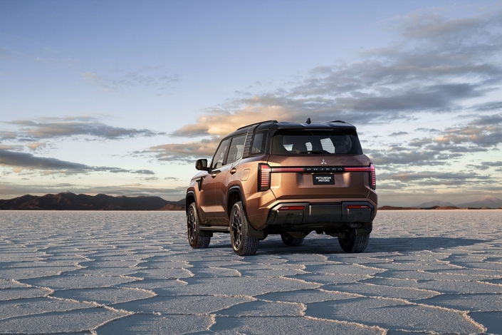Le nouveau Pajero mesure 4,92 mètres de long, exactement comme le Toyota Land Cruiser.