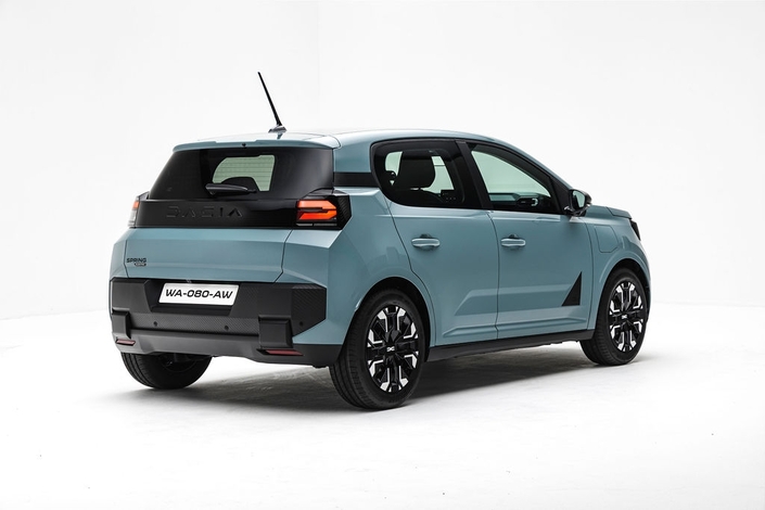 Le designers ont misé sur les formes géométriques pour donner à la Spring une identité bien différente de sa cousine la Twingo. Plus longue et surtout plus large, la Spring gagne en robustesse et donne un sentiment plus sécurisant que sa devancière. 