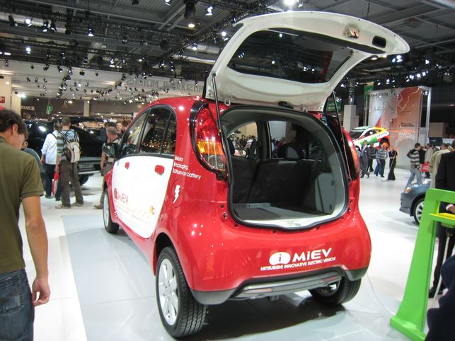 Avec la Mitsubishi i MiEV électrique, le courant passe !