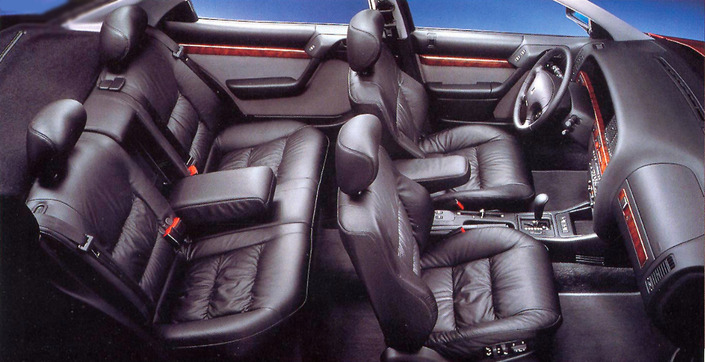 Très bel habitacle pour la Citroën Xantia V6 Exclusive, dotée en série de la sellerie cuir et des parements en bois. La boîte auto est imposée