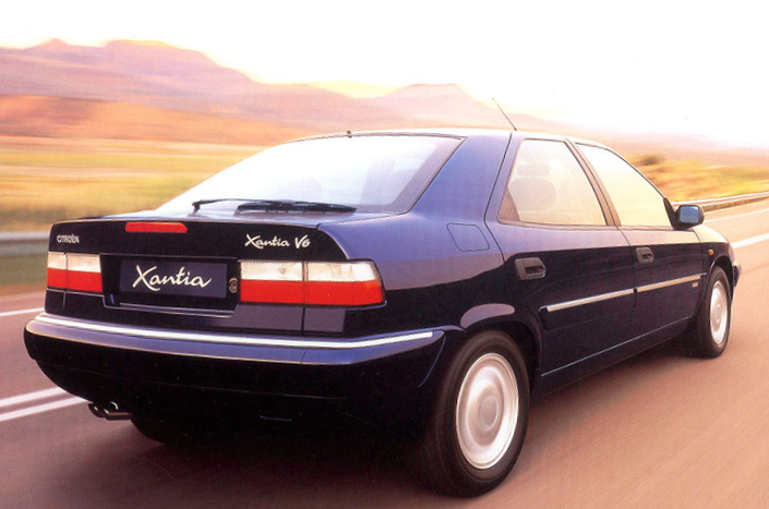 La Citroën Xantia V6 Exclusive régale surtout par sa sécurité, son confort et son raffinement général. Mais sa mécanique n'est pas sportive, la faute à la boîte auto. Ici une version restylée en 1998 (feux arrière blancs).