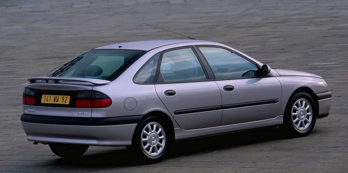 En phase 1, la Renault Laguna V6 conserve les gros feux arrière mais adopte un aileron et de belles jantes en alliage.