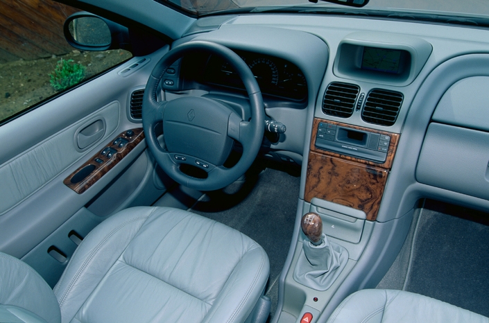 En Initiale, la Renault Laguna est très, très bien équipée, recevant le GPS Carminat. Ici en 1998. En phase 2, l'airbag passager ne condamne plus la boîte à gants mais les rangements manquent.